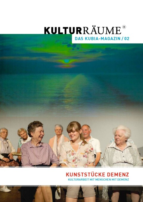 Cover Kulturräume+ 2/2012. Foto von Judith Schlosser aus der Theaterproduktion "Die schöne Zeit geht wieder daheim". Menschen mit Demenz als Passagiere eines Kreuzfahrtschiffs vor Meer mit Sonnenuntergang.