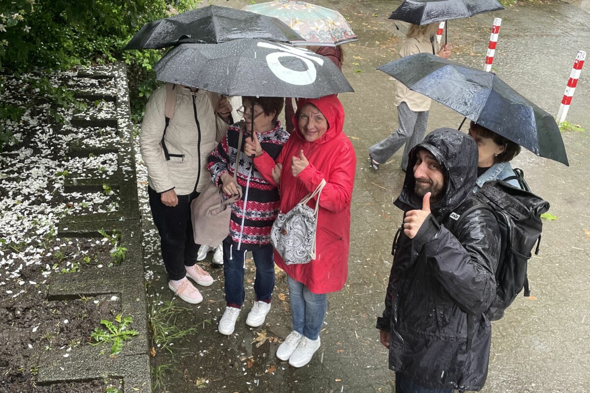 Eine Gruppe von Menschen unter Regenschirmen