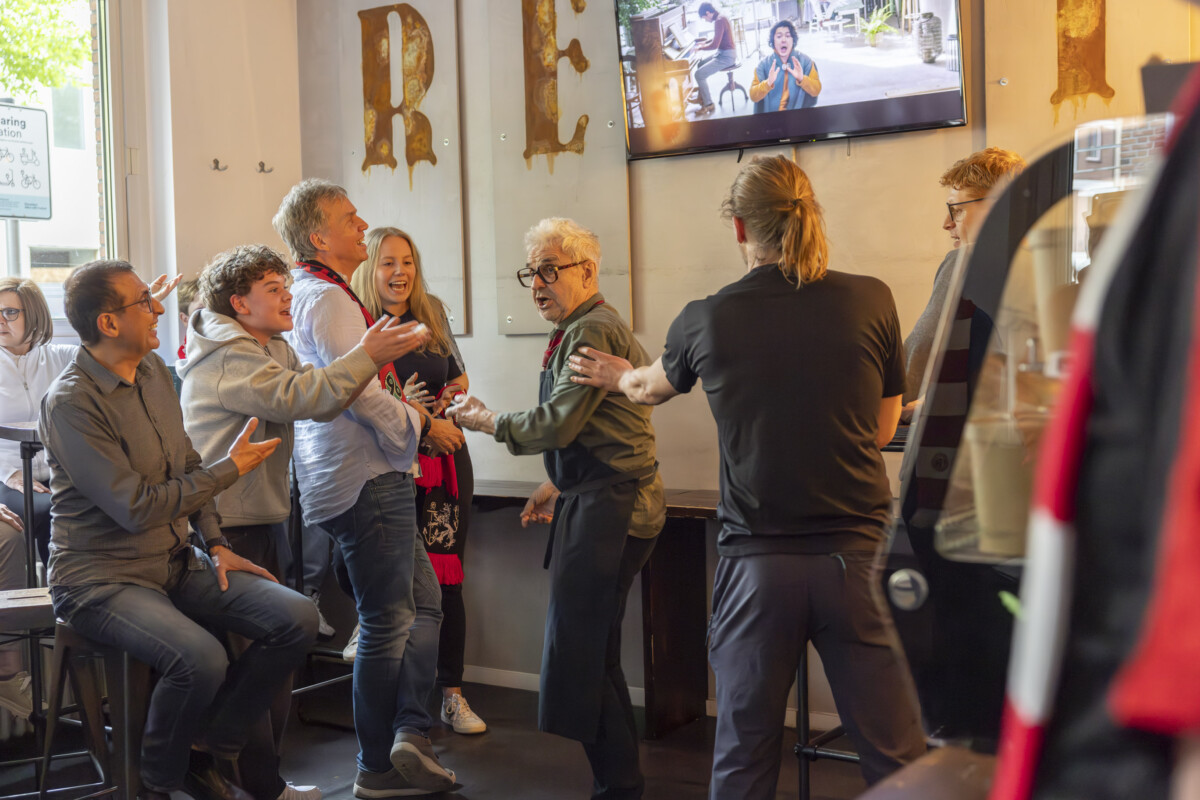 Eine Gruppe von jüngeren und älteren Menschen, die gemeinsam singen