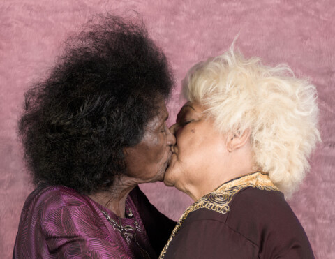 Zwei ältere, sich küssende Frauen